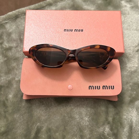 MIU MIU cat-eye sunglasses - Picture 1 of 4
